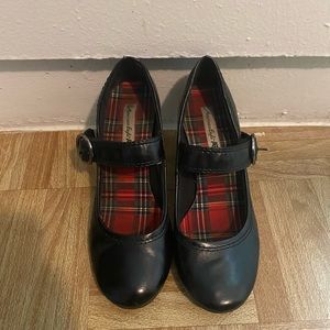 Highheel in black has a circle closer